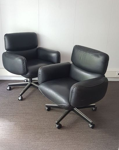 null Paire de fauteuils réception confortables en cuir noir à cinq roulettes (état...