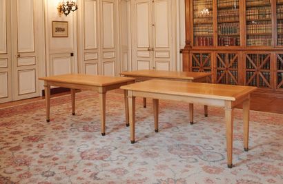 null Suite de 6 tables de style Louis XVI en bois naturel, pieds de section carrée...