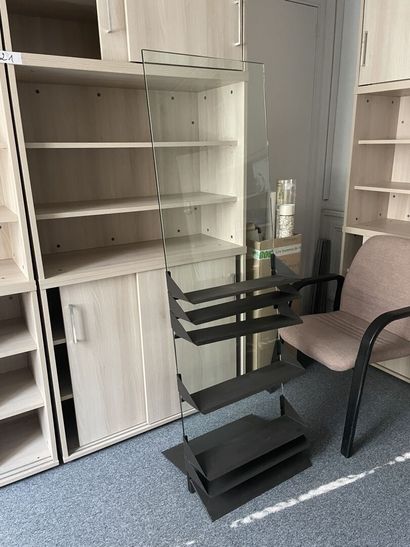 null Ensemble de mobilier de bureau comprenant :

1 bureau, 1 extension et 1 meuble...
