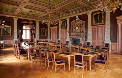 null Suite de 8 tables formant table de réunion de style Louis XVI en bois naturel,...