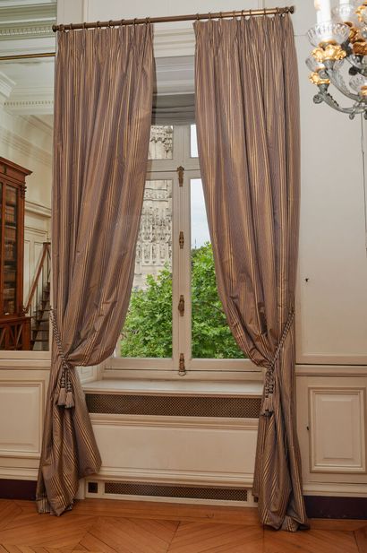 null Deux paires de rideaux en soie rayée bronze et lie de vin 

Haut. 382 - Larg....