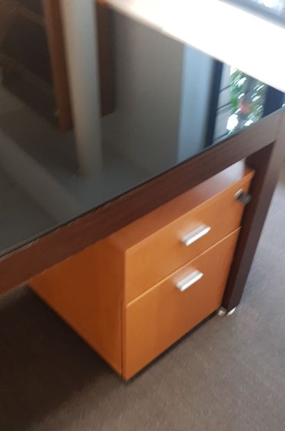 null Ensemble de mobilier de bureau comprenant :

1 bureau droit plateau de verre...