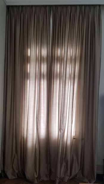 null Deux paires de rideaux à fond gris 

410 x 210 cm (insolations, déchirures)