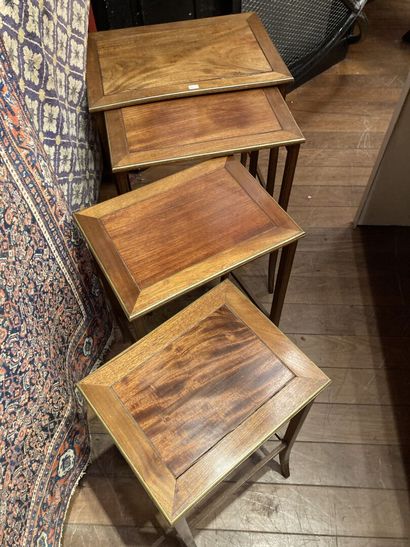 null Quatre tables gigognes en bois et incrustations de filets de laiton