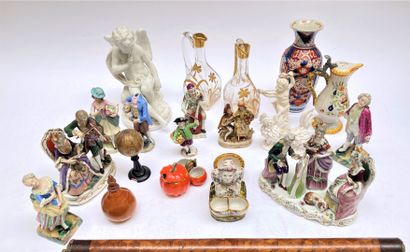 null Lot de porcelaines ou céramiques comprenant :

Groupes représentant des couples,...
