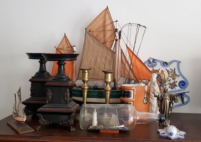 null Lot de bibelots divers : maquettes de bateau, porte pipes en faïence de GIEN,...