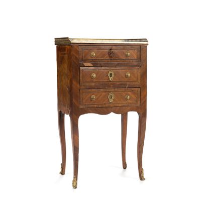null Small fruitwood table with three drawers and white marble top, resting on cambered...