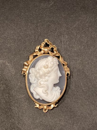 null Broche camée à profil de femme agate cerclée or jaune à décor de ruban noué.
Poids...