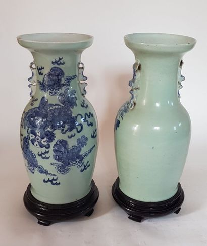 null CHINE République
Paire de vases balustres en porcelaine bleu et blanc à décor...