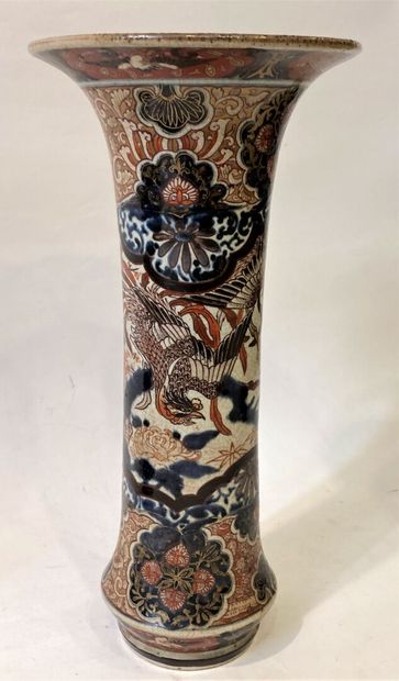 null JAPAN
Porcelain cone vase with Phoenix in landscapes decorations 
18th century
H...