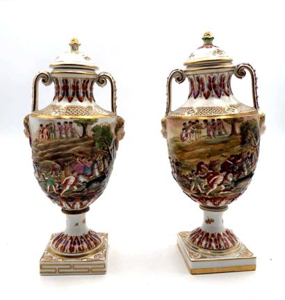 null Genre de Naples, fin du XIXème siècle
Paire de vases polychromes
Haut. 24 c...