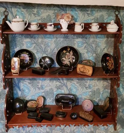null Lot of trinkets such as lacquered boxes, tea and coffee sets, lacquered she...