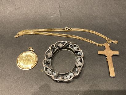 null Saint Louis medal mounted, cross and chain in yellow gold 750 ‰, metal pendant...