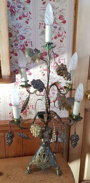 null Small chandelier with four lights and floral decoration in gilded sheet metal
We...