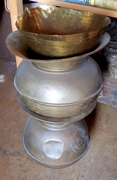 null Two spittoons in brass 
One joined there:
A copper measure
