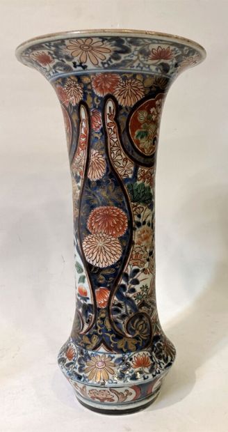 null JAPON
Vase cornet en porcelaine à décors émaillé de chiens de fo et pivoines...
