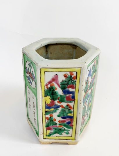 null CHINA
Octagonal porcelain brush pot with green family enamels