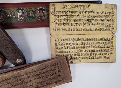 null Ensemble de 4 ornements, Tibet ou Népal, XXe siècle
dont :
- 2 ornements de...
