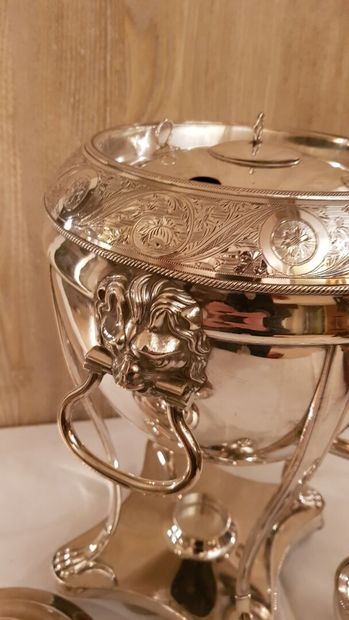 null Samovar en métal argenté avec son réchaud, il repose sur des pieds griffes,...