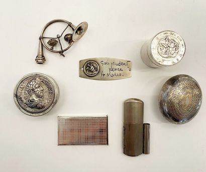 Ensemble d'objets en métal argenté : 3 boîtes,...