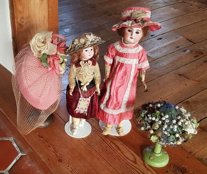 null Lot comprenant
Deux poupons en robe de baptême 
deux poupées 
deux chapeaux