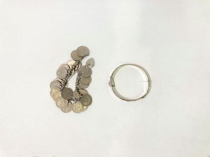 null Lot argent comprenant 1 bracelet jonc et 1 bracelet chainettes et pièces de...