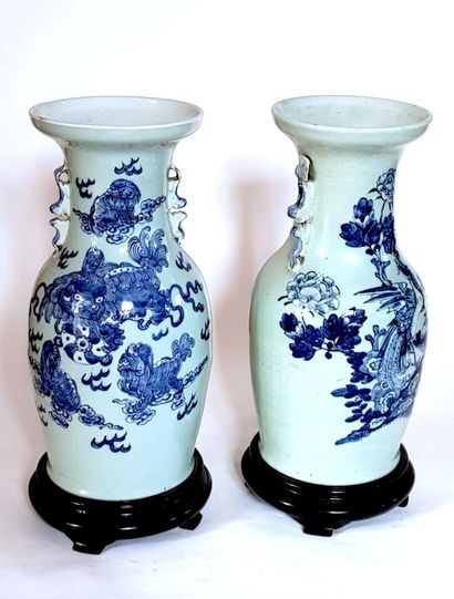 null CHINE République
Paire de vases balustres en porcelaine bleu et blanc à décor...