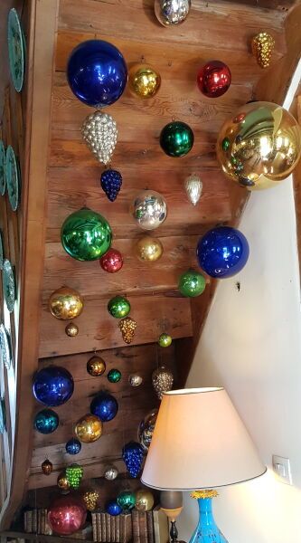 Suite of Christmas ornaments and balls made...