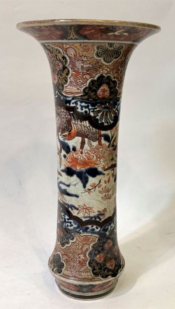 null JAPON
Vase cornet en porcelaine à décors de Phoenix dans des paysages 
XVIIIème...