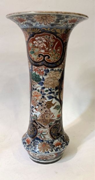 null JAPAN
Porcelain cone vase with enamelled decorations of dogs of fo and peonies...