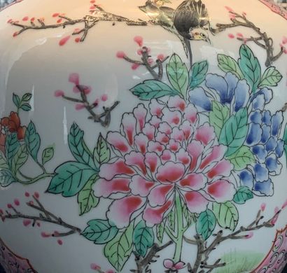 null CHINE
Vase en porcelaine à décor des émaux de la famille rose de fleurs et oiseaux...