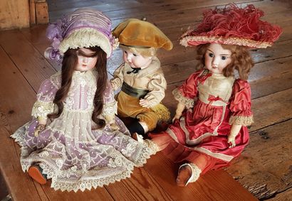 Trois poupées habillées