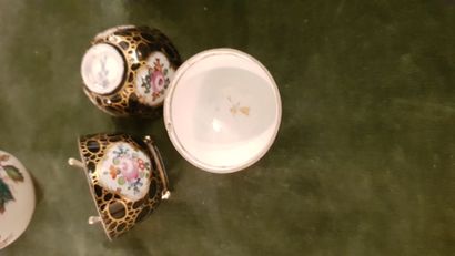 null Lot en porcelaine comprenant partie de service à café blanc à décor de roses,...
