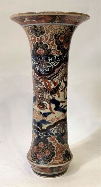 JAPON
Vase cornet en porcelaine à décors...