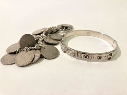 null Lot argent comprenant 1 bracelet jonc et 1 bracelet chainettes et pièces de...