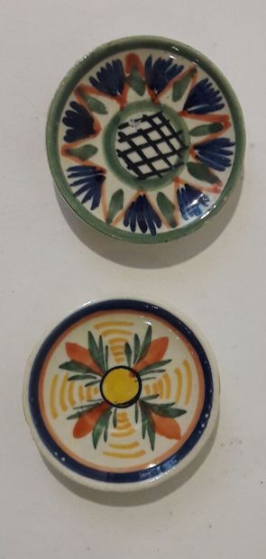 null QUIMPER
Polychrome earthenware :
Lot of 2 boxes, 7 cups, 3 bowls, 3 egg cups,...