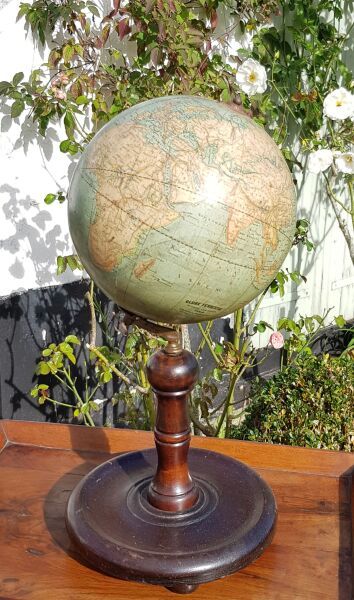 null Globe terrestre par M. Vivien de Saint Martin. Paris
Piètement en bois tour...