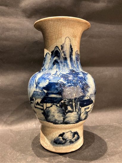 CHINE
Vase balustre en céramique craquelée...