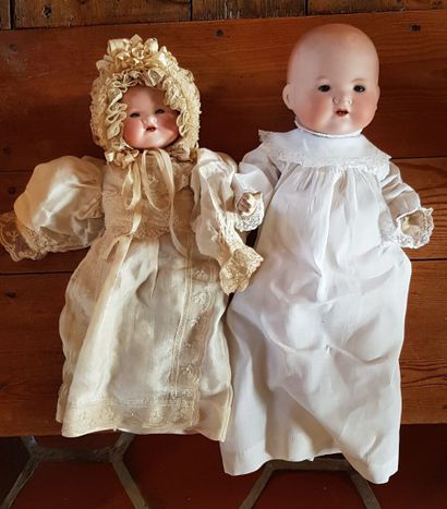 null Lot comprenant
Deux poupons en robe de baptême 
deux poupées 
deux chapeaux