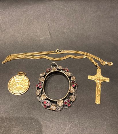 null Médaille Saint Louis montée, croix et chaine en or jaune 750 ‰, monture de pendentif...