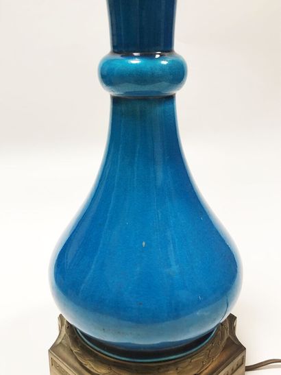 null Vase en porcelaine émaillée bleu monté en lampe, dans le goût de Théodore Deck

H...