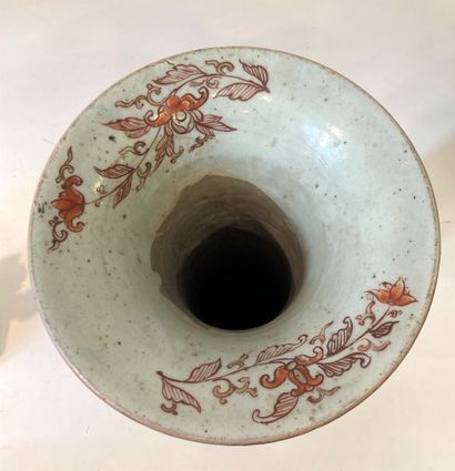 null JAPON
Vase cornet en porcelaine à décors émaillé de chiens de fo et pivoines...