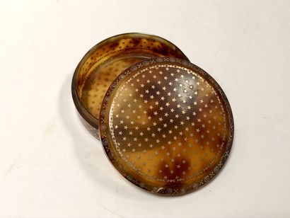 null Round box in gold plated tortoiseshell 

Diameter : 6 cm
(accident)