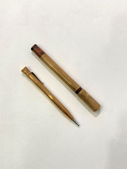 null Deux stylos (plume et porte-mine) or jaune
Poids brut : 50 gr