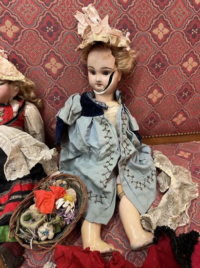 null Lot de trois poupées anciennes fortement accidentées 
On y joint
Quelques vêtements...
