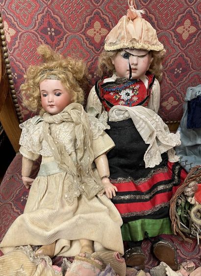 null Lot de trois poupées anciennes fortement accidentées 
On y joint
Quelques vêtements...