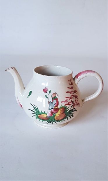 null Lot de porcelaine comprenant 
Mennecy petit pot couvert (manque couvercle)
Chantilly...