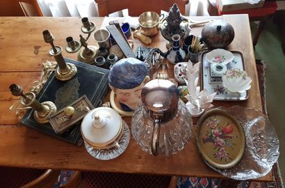 null SALE at 11 am 
Lot of various trinkets such as inkwells, porcelain, pewter,...