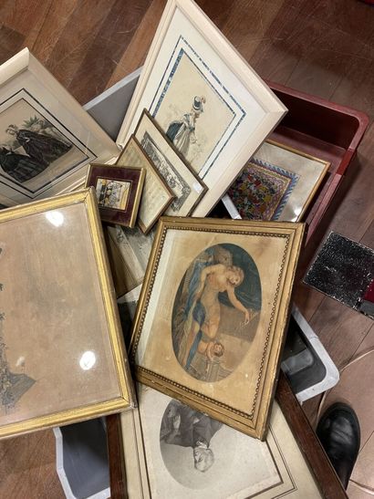 null SALE at 11am
Lot of frames including engravings and miscellaneous