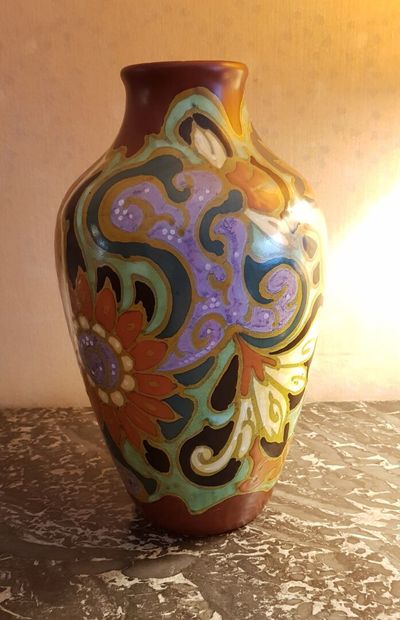 null Grand vase en céramique 
Signature et marques sous la base
Haut: 32.5 cm (éclat...